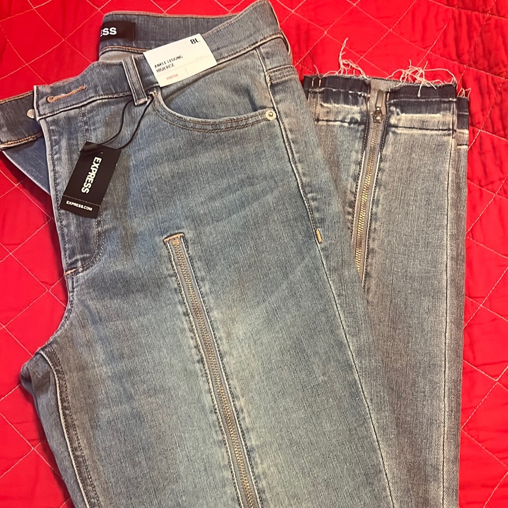 Rare find!  NWT Express women’s stretch jeans with unique zipper details!